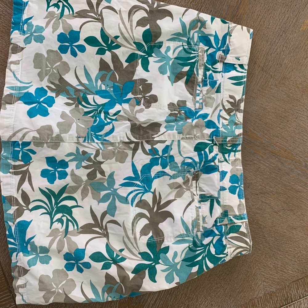 Croft & Barrow White/Blue/Green Floral Mini Skort Sz 16P Waist 36” Length 17” - Picture 6 of 6